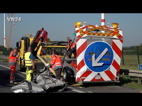 Видео: VN24 — грузовик врезался в прицеп управления движением — водитель грузовика спал