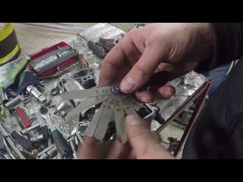 Видео: Ремонт Хонда ST 1300. Регулировка клапанов.Taking valve clearance measurements on the Honda ST 1300.