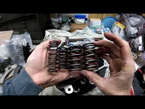 Видео: Клапаны, уплотнения и пружины Evo Bad Boy 1997 года, настройка и установка, проверка зазора подъё...