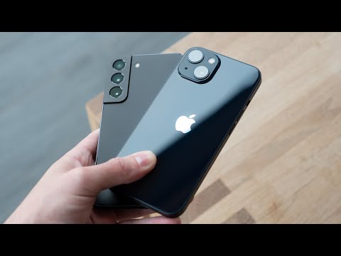 Видео: Давайте решим — iPhone 13 против Galaxy S22