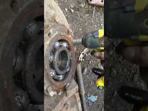 Видео: Разборка бортовой Т-70 и демонтаж подшипников.