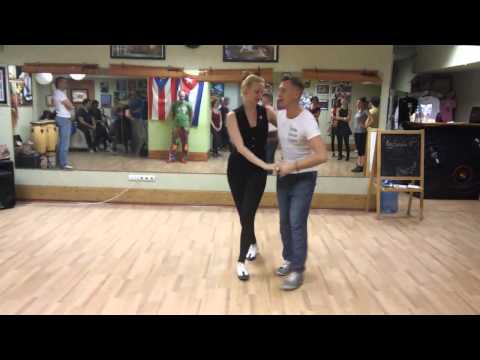 Видео: Сальса для новичков.  Setenta и выход через paseala.  Стас Швецов и Аня Павлова 14 апреля 2015