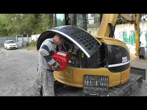 Видео: Замена масла. Мини экскаватор Cat 305sr.