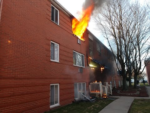 Видео: Пожарная служба Ньюарка, Огайо, 2-й сигнал тревоги, пожар в квартире, 967, Графтон, командный пун...