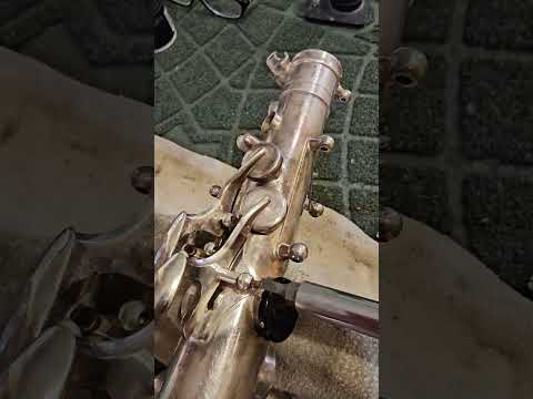 Видео: Ремонт саксофона,як зняти клапан,коли винт закаксований,поклейка корка на еску саксофона