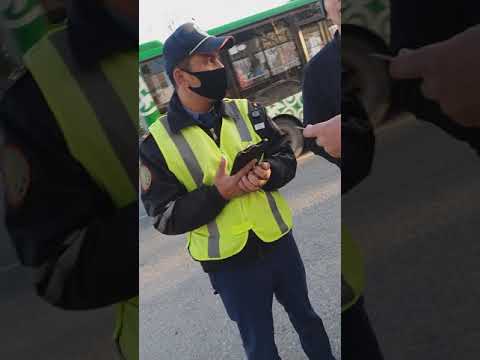 Видео: Наглый, беспредельный сотрудник ГАИ (жол полиция) он же парковщик 01.04.21 год ТД Север Шымкент