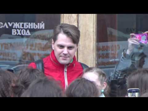 Видео: Иван Ожогин и поклонники