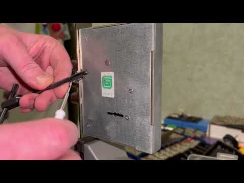 Видео: Open lock Guardian 60.01 4/4. Вскрытие замка Гардиан 60.01, 4/4 (наборной ключ)