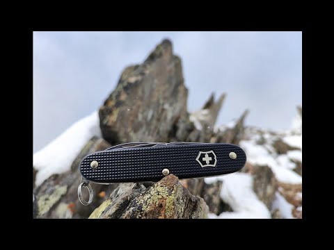 Видео: Швейцарский нож Victorinox Alox Pioneer Black