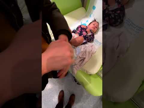 Видео: Меняем подгузник прямо в магазине. Все для удобства людей в Германии