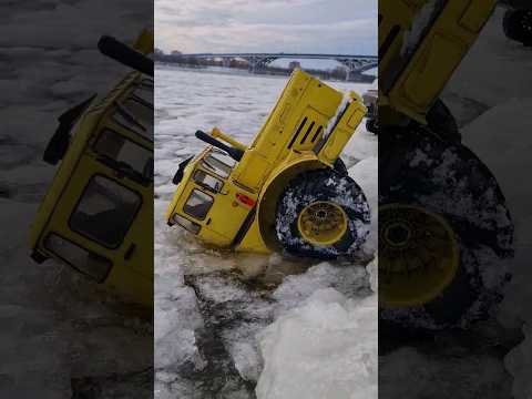 Видео: Утопили Кировец К700. Опасный весенний лёд.