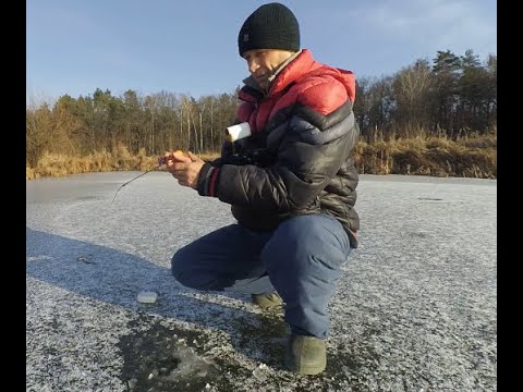 Видео: Зимова рибалка. Нарешті у нас друзі, знову став лід. Рибалка на безмотилку і мормишку. Кльов окуня.