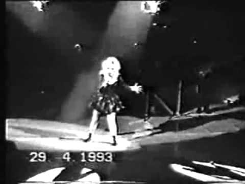Видео: Вживую Алла Пугачева - Осенний поцелуй ( Москва 1993 )