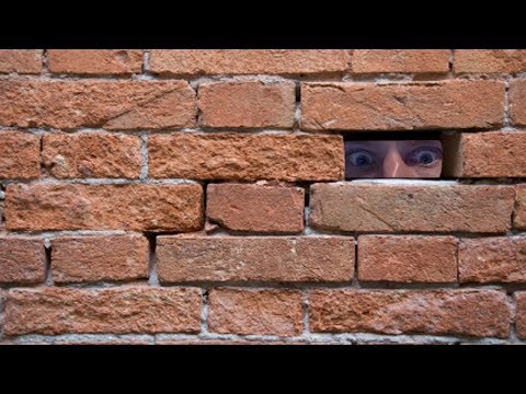 Видео: Дом, в стенах которого живет отец