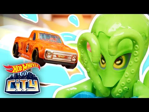 Видео: Гигантский осьминог, токсичная горилла и ДРУГИЕ захватывают город! 🐙🦍 @Hot Wheels Россия 3+