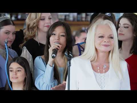 Видео: Лариса Долина и хор Музыкальной академии исполняют композицию «Дай мне руку»