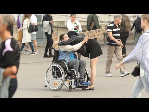 Видео: Денег не надо,обними меня / прохожие обнимают инвалида(Блог о Жизни)