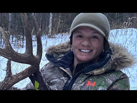 Видео: Самка-охотница - Большие белохвостые олени Альберты!