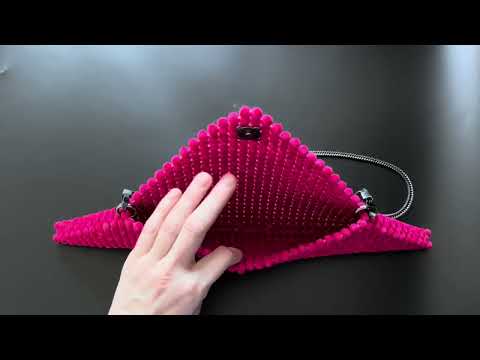 Видео: Мастер-класс на трендовую сумку из бусин.