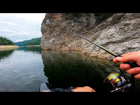 Видео: Рыбачим ЩУКУ - прям под скалами!! Красноярское водохранилище