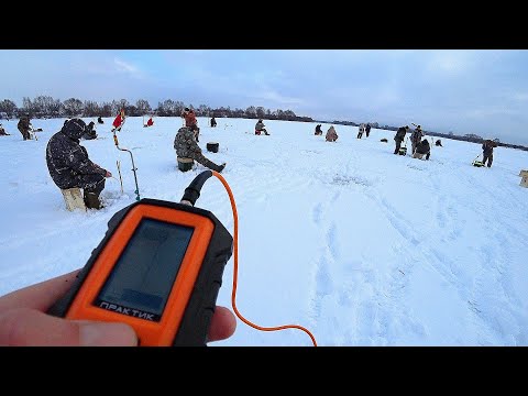 Видео: Нашёл ЗОЛОТУЮ ЛУНКУ полную рыбы в ТОЛПЕ рыбаков! БЕЗМОТЫЛКА по КРУПНОЙ ПЛОТВЕ! Подлещик Рыбалка 2021