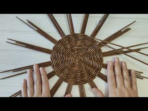 Видео: Урок плетения из бумажной лозы №9 - Круглое донышко, четыре узора и простая загибка