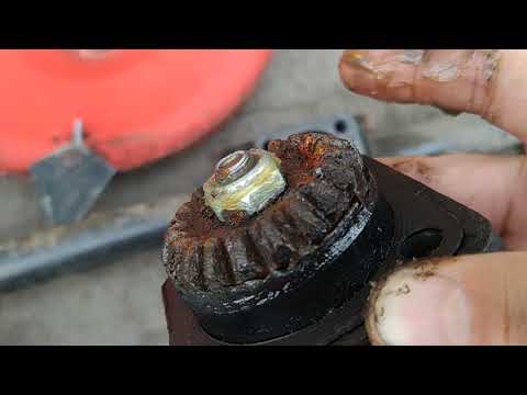 Видео: Техническое обслуживание роторной косилки.