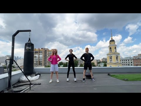 Видео: Даня Милохин / Danya Milokhin - "стрим зарядка с Карамбеброй и Катей", 12.06.2022 г