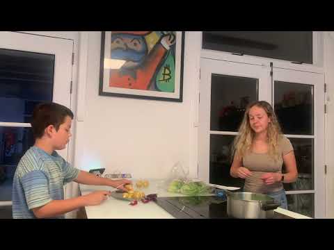 Видео: Легкий и простой салат с тунцом 😋