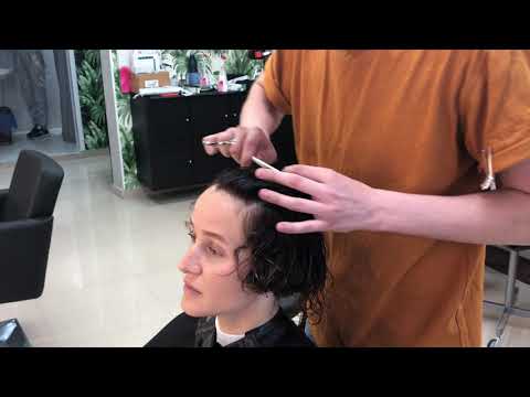 Видео: Стрижка на кудрявые волосы