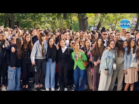 Видео: Учениците на Езиковата гимназия в Ловеч изпълниха заедно песента „Клетва“ в памет на Кирил Маричков