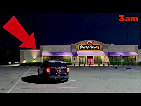 Видео: КОПЫ прибывают в СТАРЕЙШИЙ ЗАБРОШЕННЫЙ Chuck E Cheese в Хантингтон-Бич, Калифорния! FNAF существу...