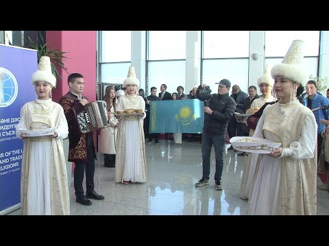 Видео: Чемпионов мира по боксу торжественно встретили в аэропорту Астаны.