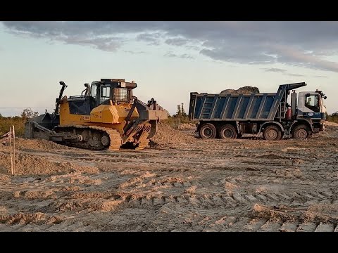 Видео: Бульдозер Д15 ДСТ-Урал принимает песок. Russian bulldozer D15 pushes sand into the swamp.