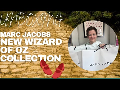 Видео: Распаковываем НОВУЮ коллекцию Marc Jacobs «Волшебник страны Оз» 👠✨ | Сумки-находки 2025 года