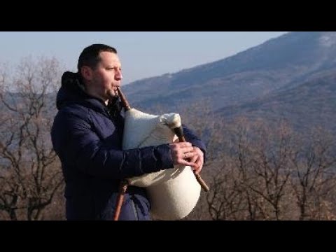 Видео: Родопска каба гайда - Бела съм бела юначе, Мила ми е мамо драчка ми е и сюита