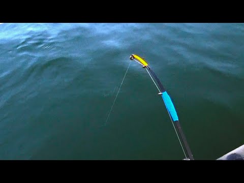 Видео: ЛЕЩ с лодки 2020, на зимнюю удочку ☝ (кружка работает✔)🔴 Лещ дуплетами!