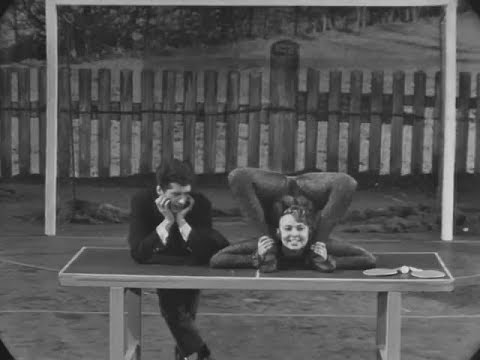 Видео: Herminka, contortion-singer / Kautschuk-Sängerin / певица-каучук, 1967