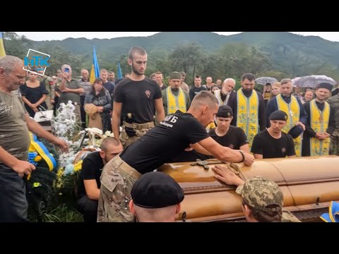 Видео: На Косівщині захисники заспівали на могилі побратима