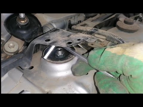 Видео: Toyota Corolla Filder(Hybride) Замена Опор Передних Стоек..