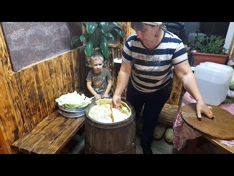Видео: Квашеная капуста в бочке