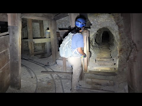 Видео: Лестницы глубоко внутри шахты на вертикальной шахте, огромная естественная трещина, подъём на ниж...