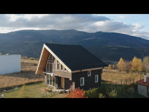 Видео: Влади, който сам построи къща от слама