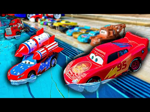 Видео: Тачки Disney Pixar падают в глубокую лужу, Молния МакКуин, Тау Матер, Мак, Салли, Франческо