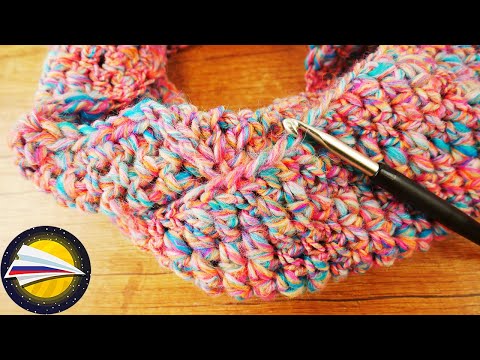 Видео: Вяжем шарф снуд крючком | Очень простой способ связать снуд крючком | Вязание полустолбиками