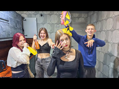 Видео: ДЕВЧОНКИ ИЗДЕВАЛИСЬ НАД КАРОЛИНОЙ ИЗ-ЗА ПСИХУШКИ И ОНА ИХ НАКАЗАЛА