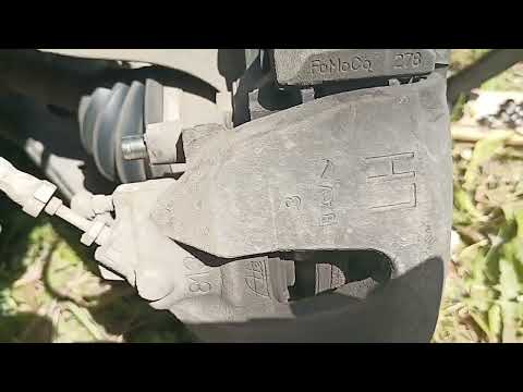 Видео: Замена передних тормозных колодок Форд Фокус 3