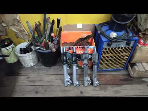 Видео: Замена перьев передней вилки Yamaha jog, на Suzuki lets 2.