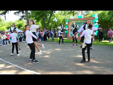 Видео: 💃🕺 Незабутній танець випускників на святі Останнього дзвоника 2025💙💛