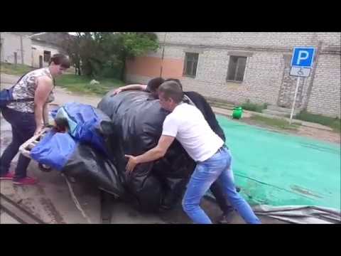 Видео: Как свернуть большой надувной батут... и не умереть